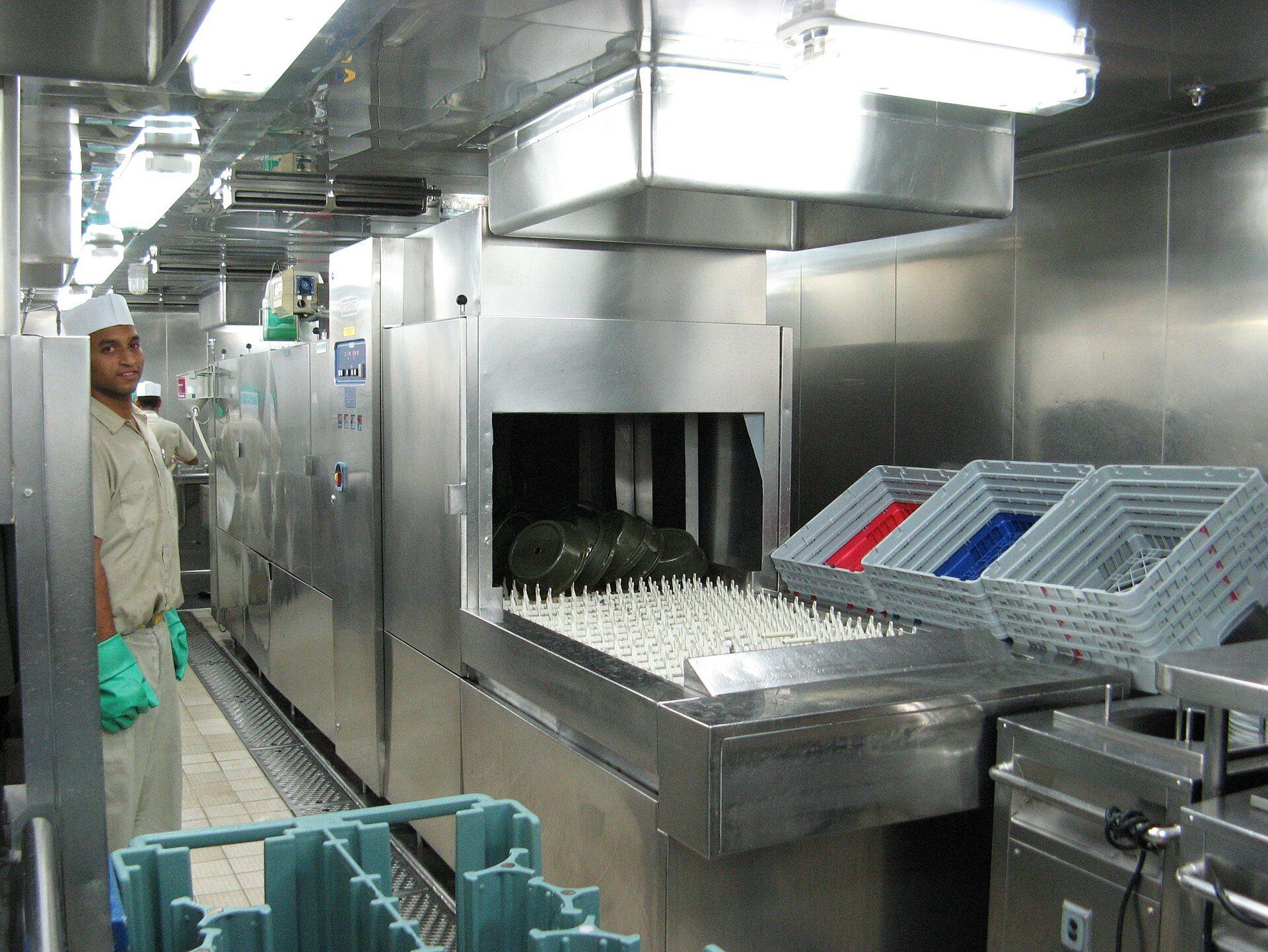 Lavastoviglie professionale in acciaio inox in una cucina di ristorante
