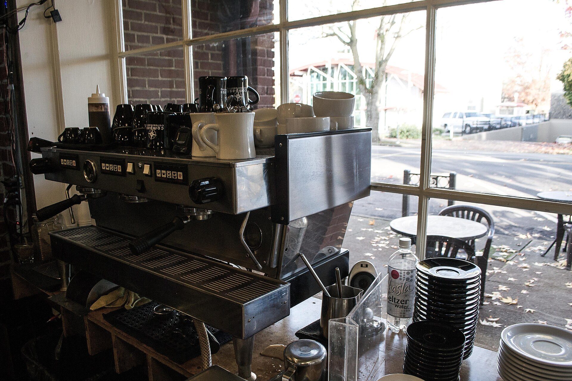 Macchina da caffè espresso professionale a più gruppi in un bar