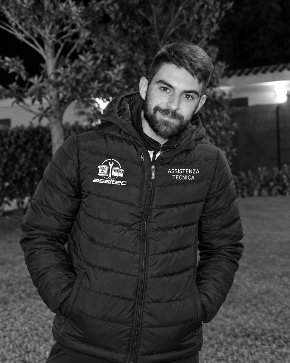 Raffaele Guida di ASSITEC con la giacca aziendale, assistenza tecnica a Latina